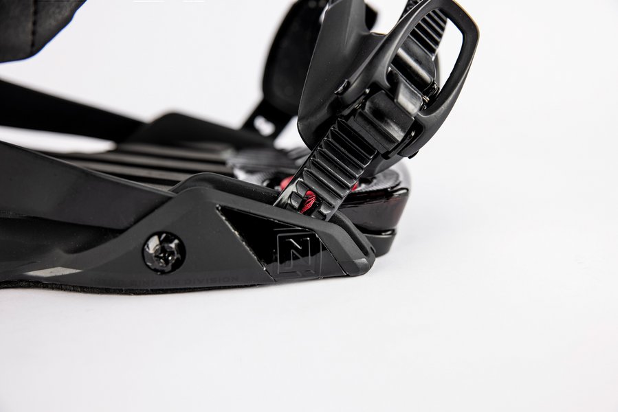 836480_002_phantom_carver_black_red_detail_9_2674492