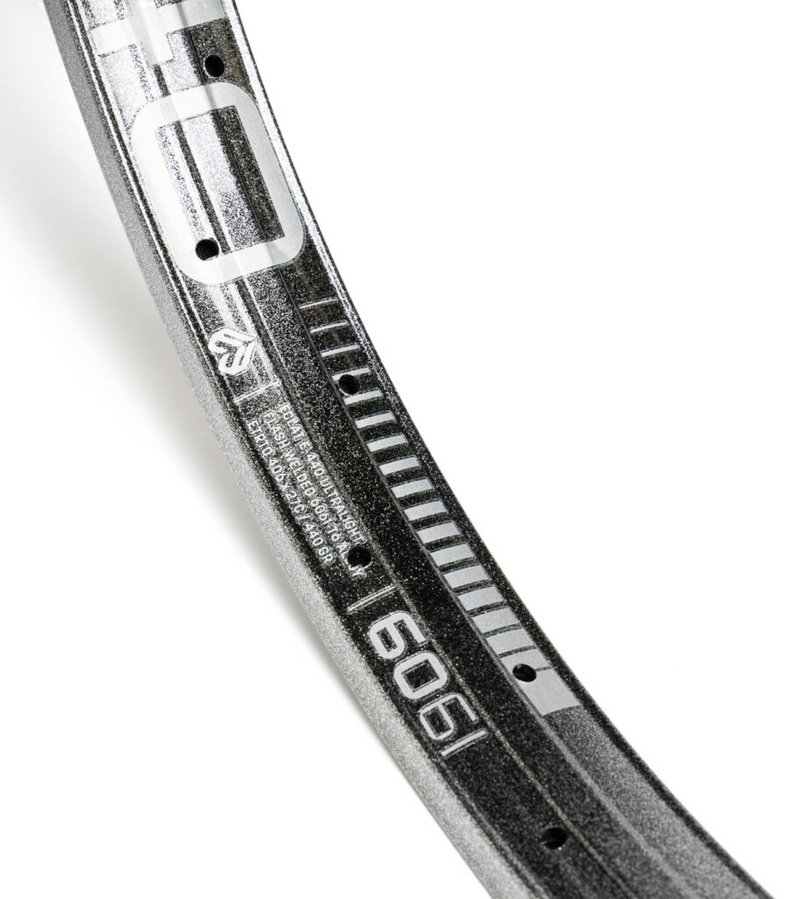 eclat_e440_lightweight_rim_carbon_gunmetal_4_low_res_2967188
